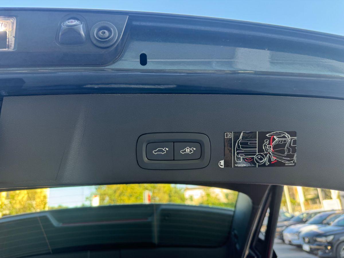 VOLVO - XC40 - T2 Momentum Pro