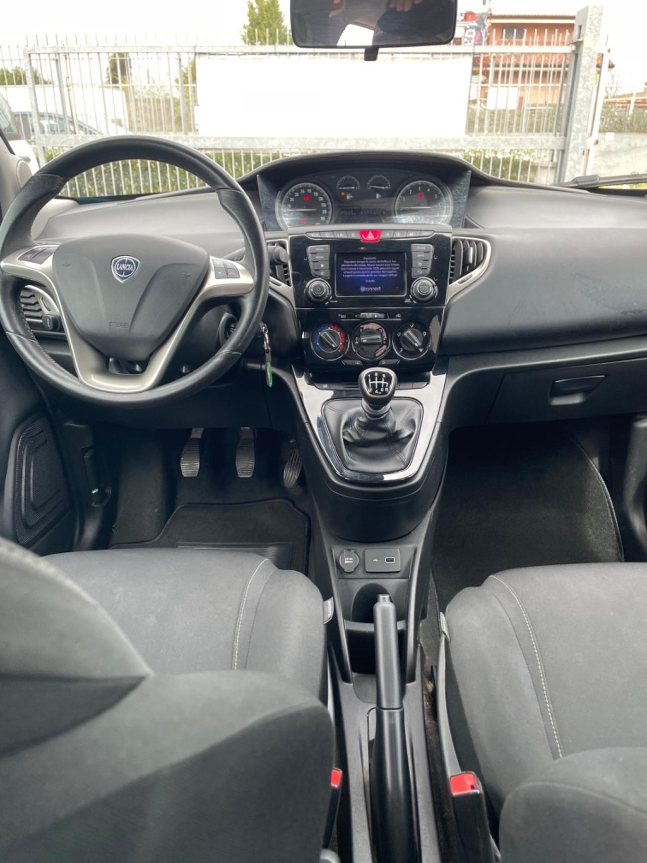 Lancia Ypsilon 1.0 FireFly 5 porte S&S Hybrid Ecochic Silver