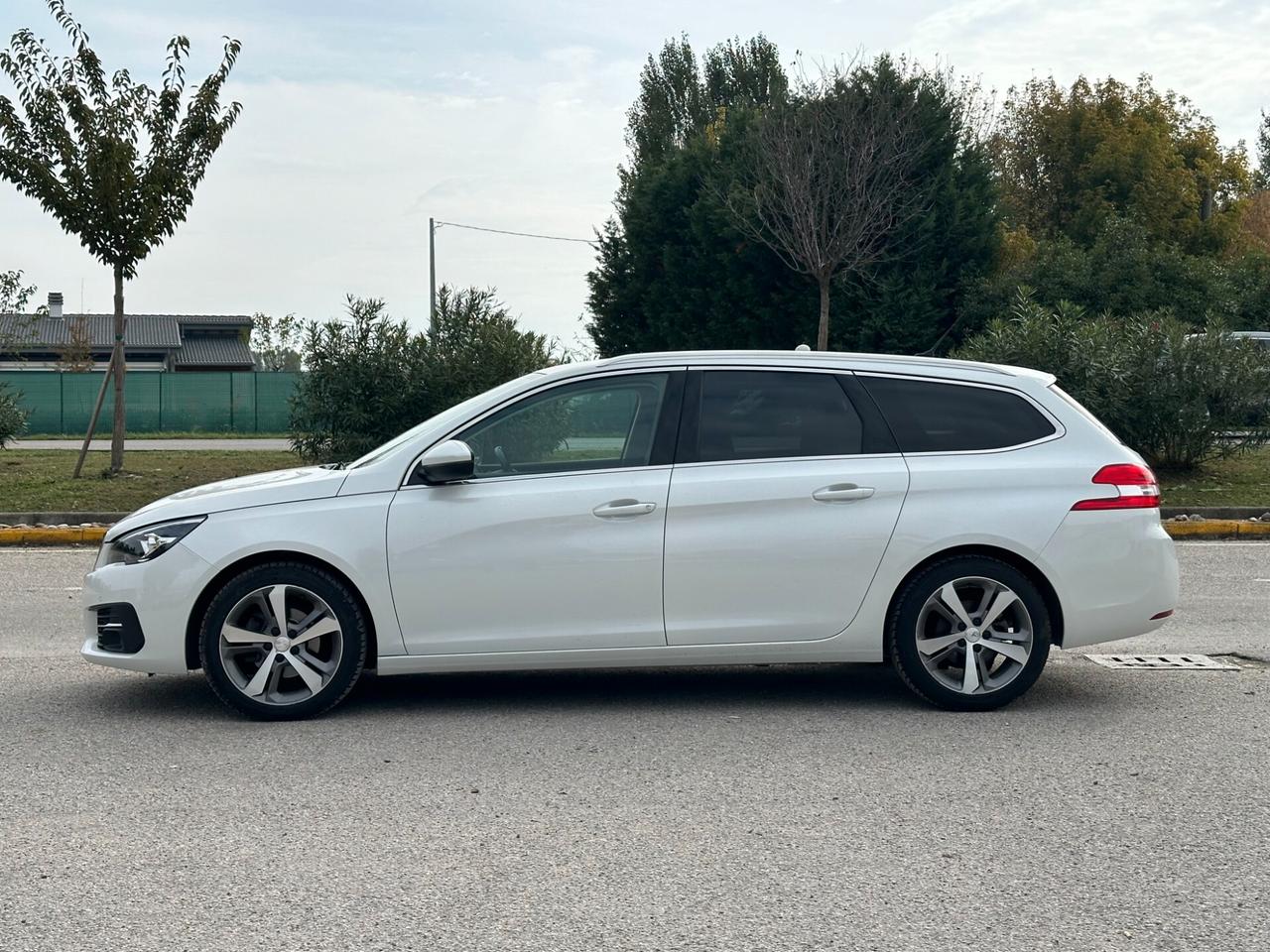 Peugeot 308 BlueHDi 130 S&S EAT8 SW Allure