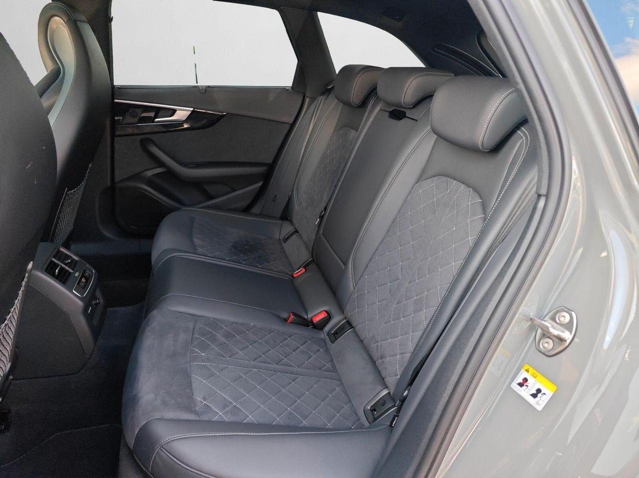 Audi A4 40 TFSI S tronic line edition