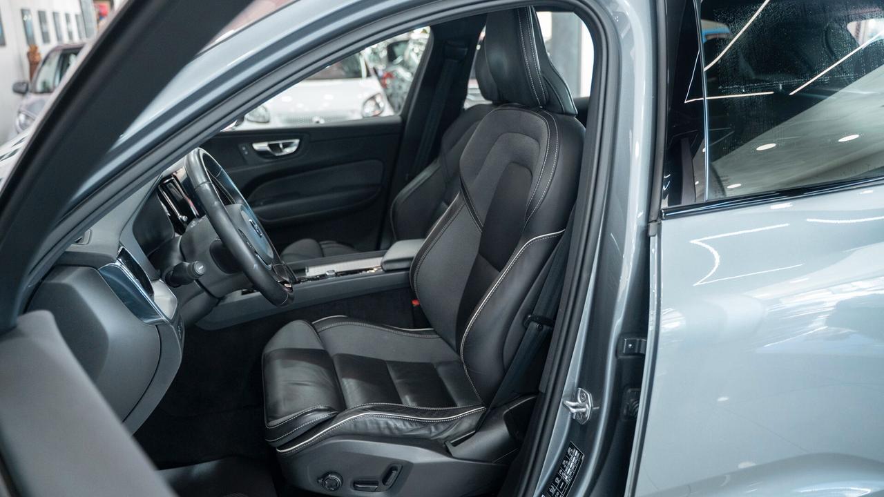 Volvo XC60 B4 2.0 AWD R DESIGN AUTO XENO PELLE NAVI FULL OPTI