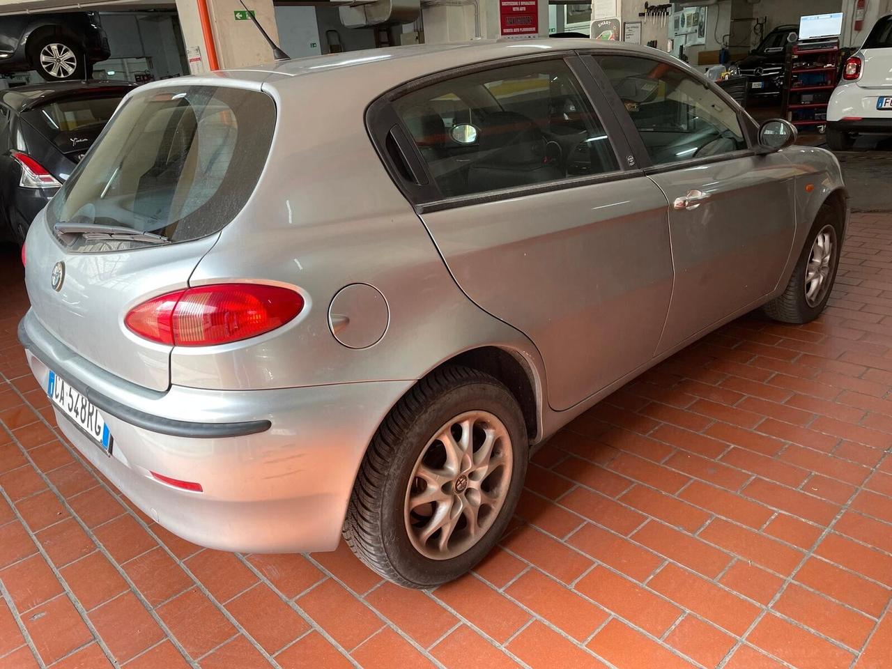 Alfa Romeo 147 1.6i 16V Twin Spark cat 5p. Distinctive