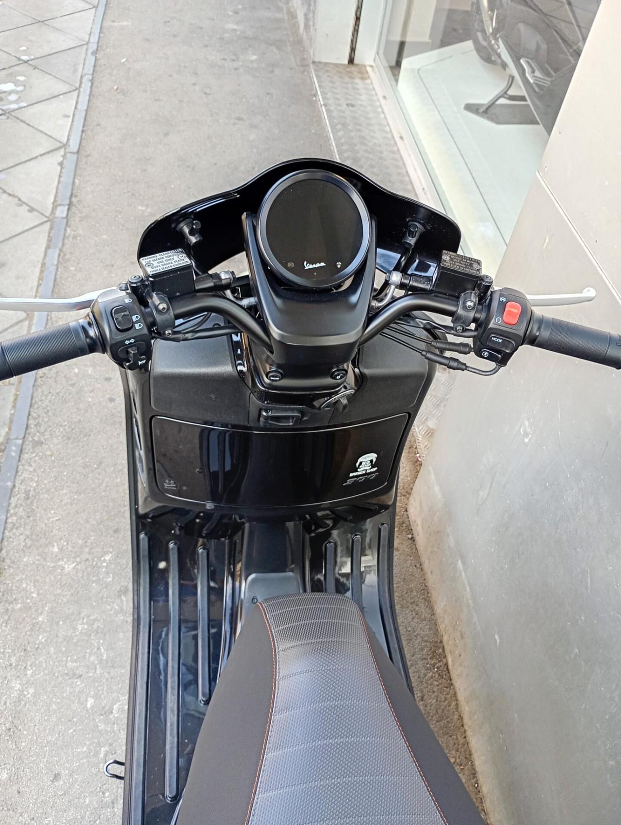Piaggio Vespa 300 GTV "VIA MONTENAPOLEONE"