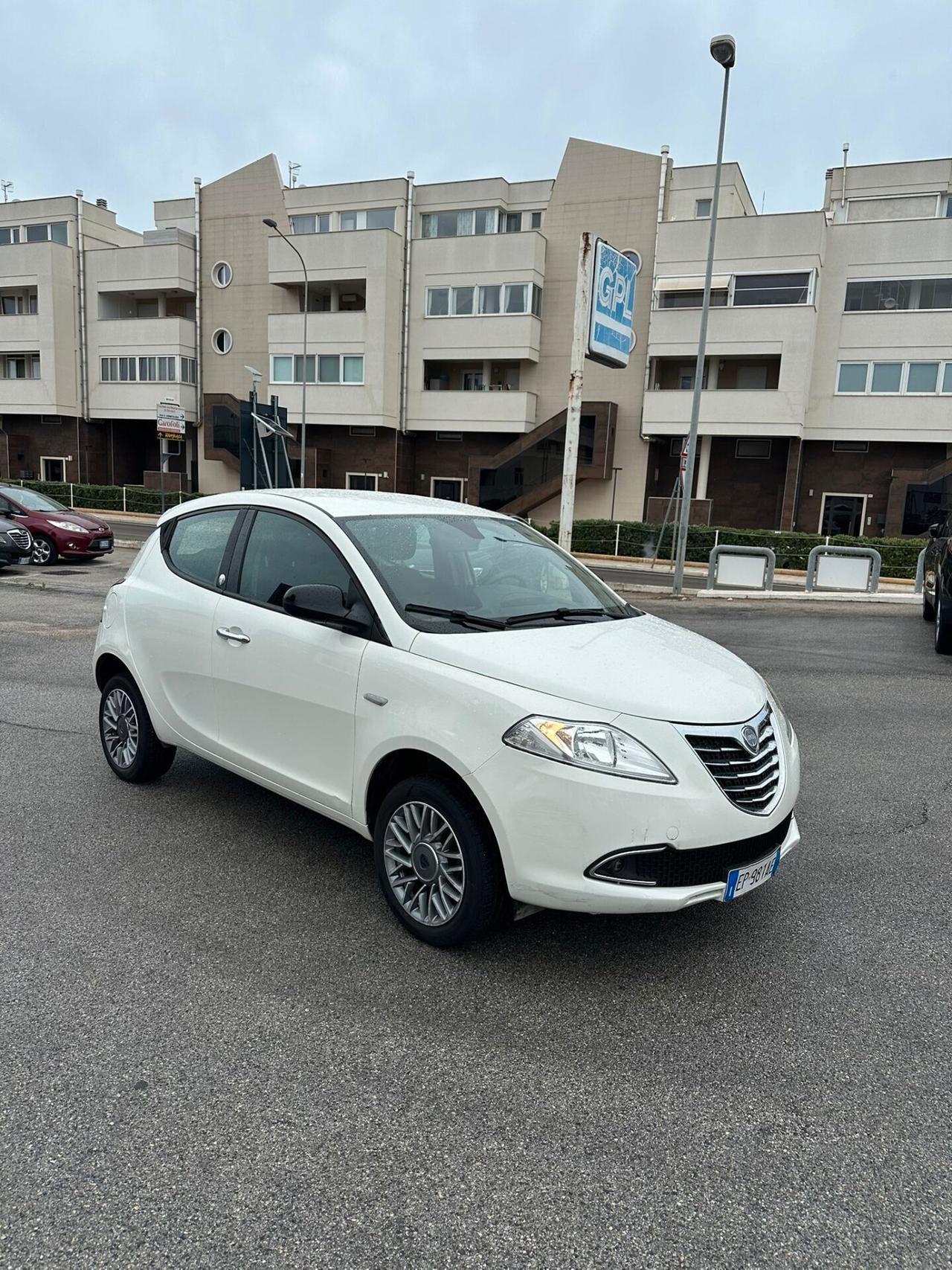 Lancia Ypsilon 0.9 TwinAir 85 CV 5 porte Metano Ecochic Gold NEOPATENTATI