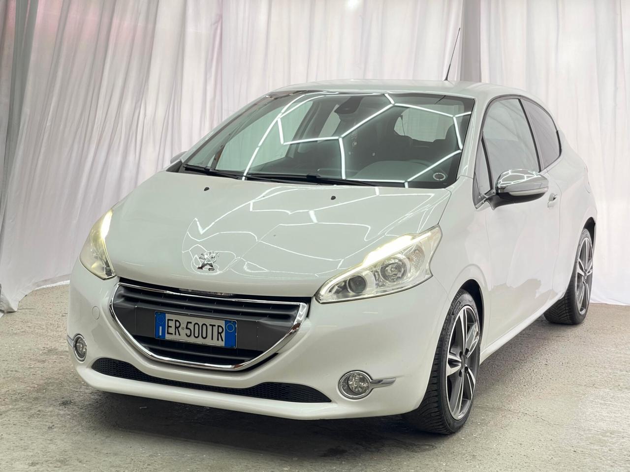 Peugeot 208 1.6 e-HDi 92 CV Stop&Start 3 porte Allure FINANZIABILE SENZA BUSTA PRONTA CONSEGNA