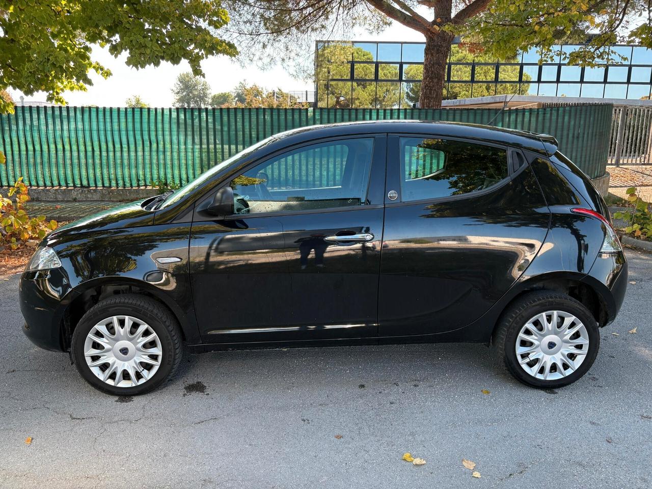 Lancia Ypsilon 0.9 TwinAir 85 CV 5 porte Metano Ecochic Silver
