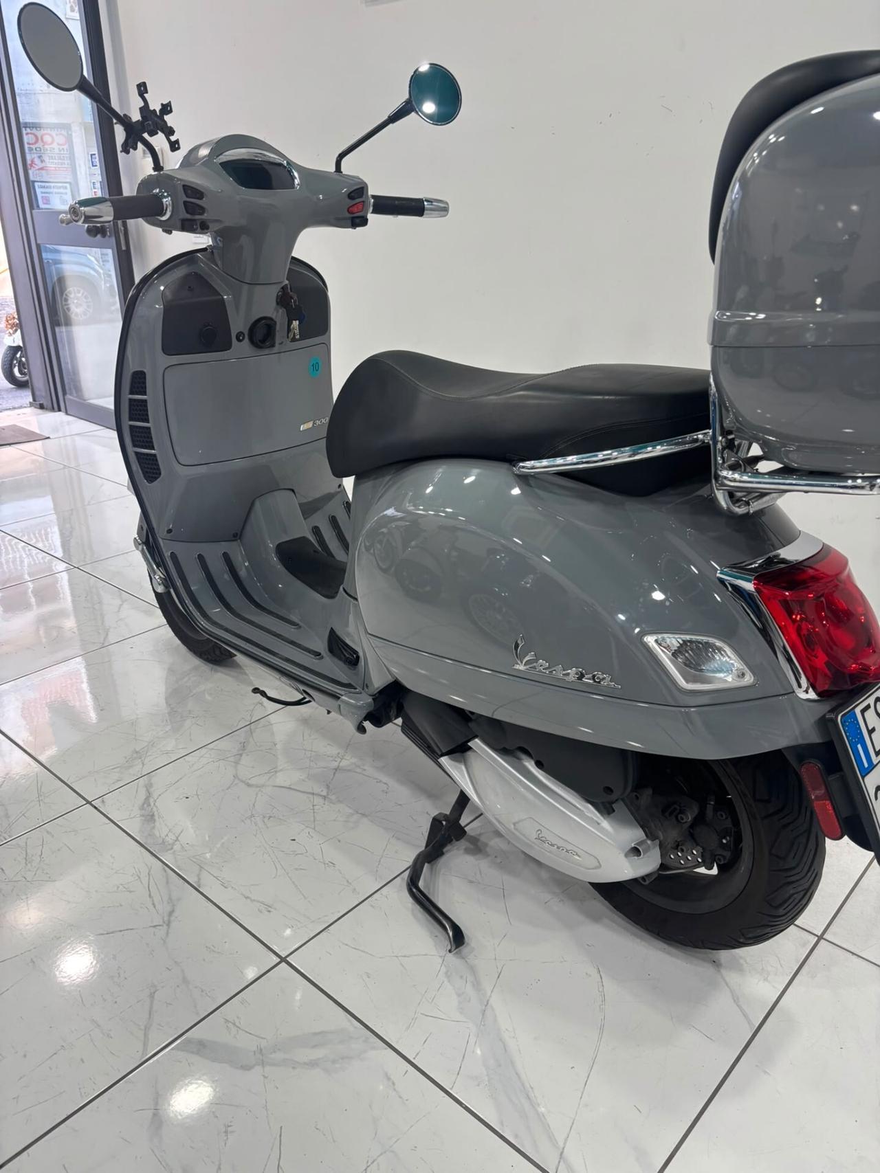 Piaggio Vespa 300 GTS sport