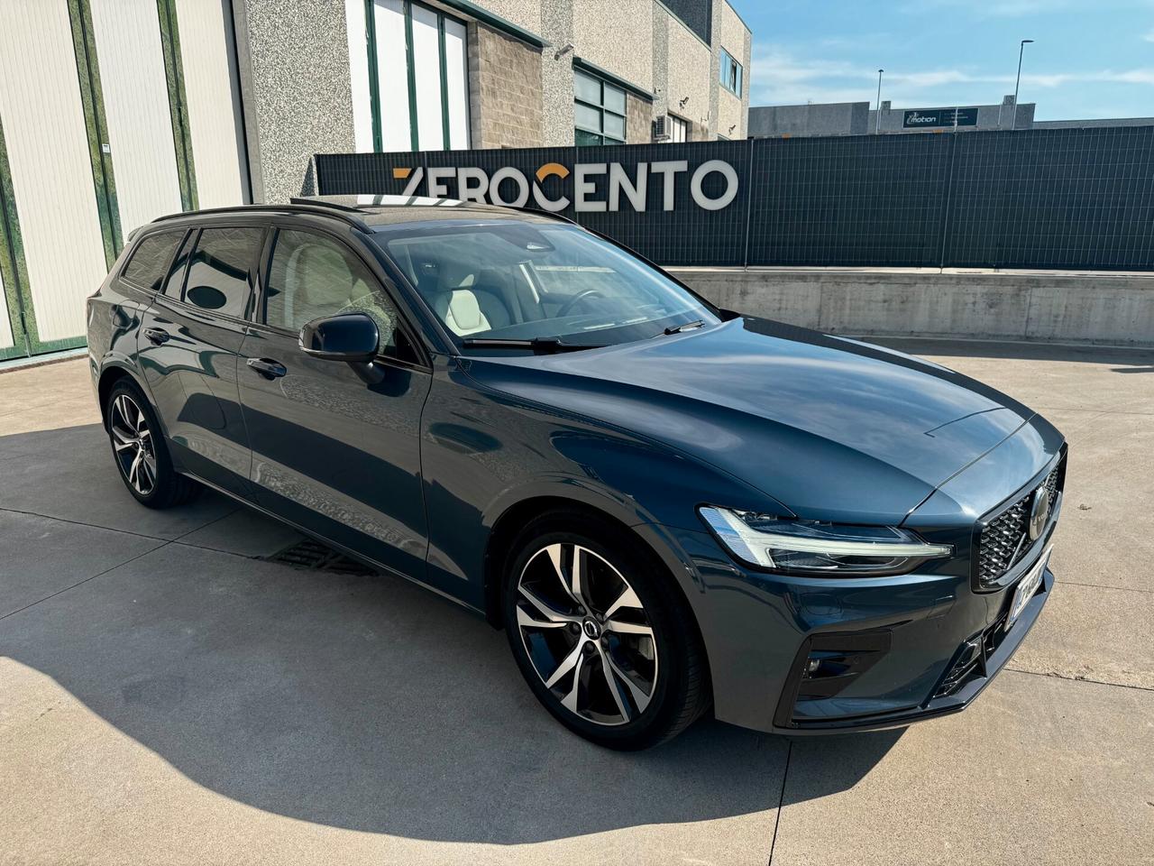 Volvo V60 2.0 B5 Ultimate Dark R Design 4x4 Mild Hybrid