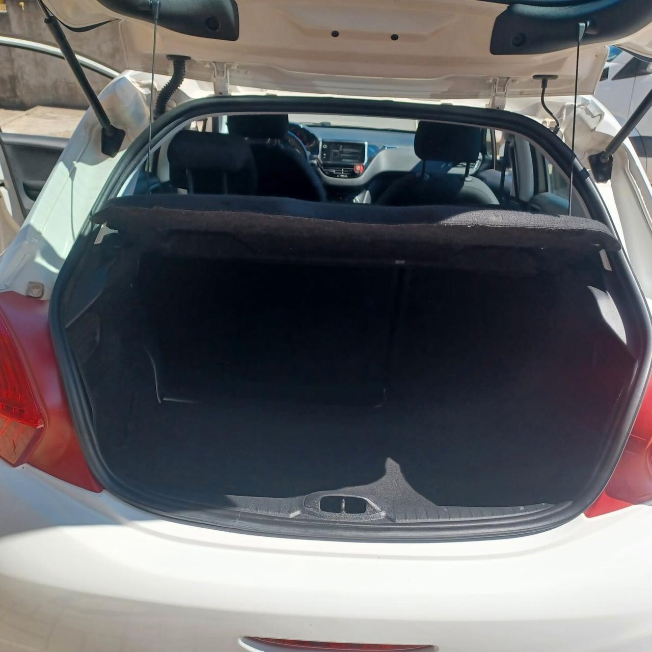 SEMBRA NUOVA PEUGEOT 208 1.4 GPL DI FABBRICA