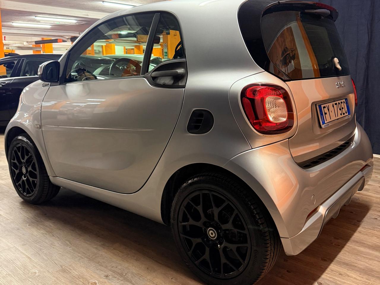 BELLISSIMA SMART FORTWO ADATTA A NEOPATENTATI CON TETTO PANORAMICO CON SOLI 69.625 KM