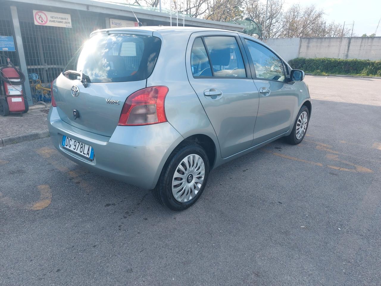 Toyota Yaris 1.0 5 porte clima ecc bassi consumi