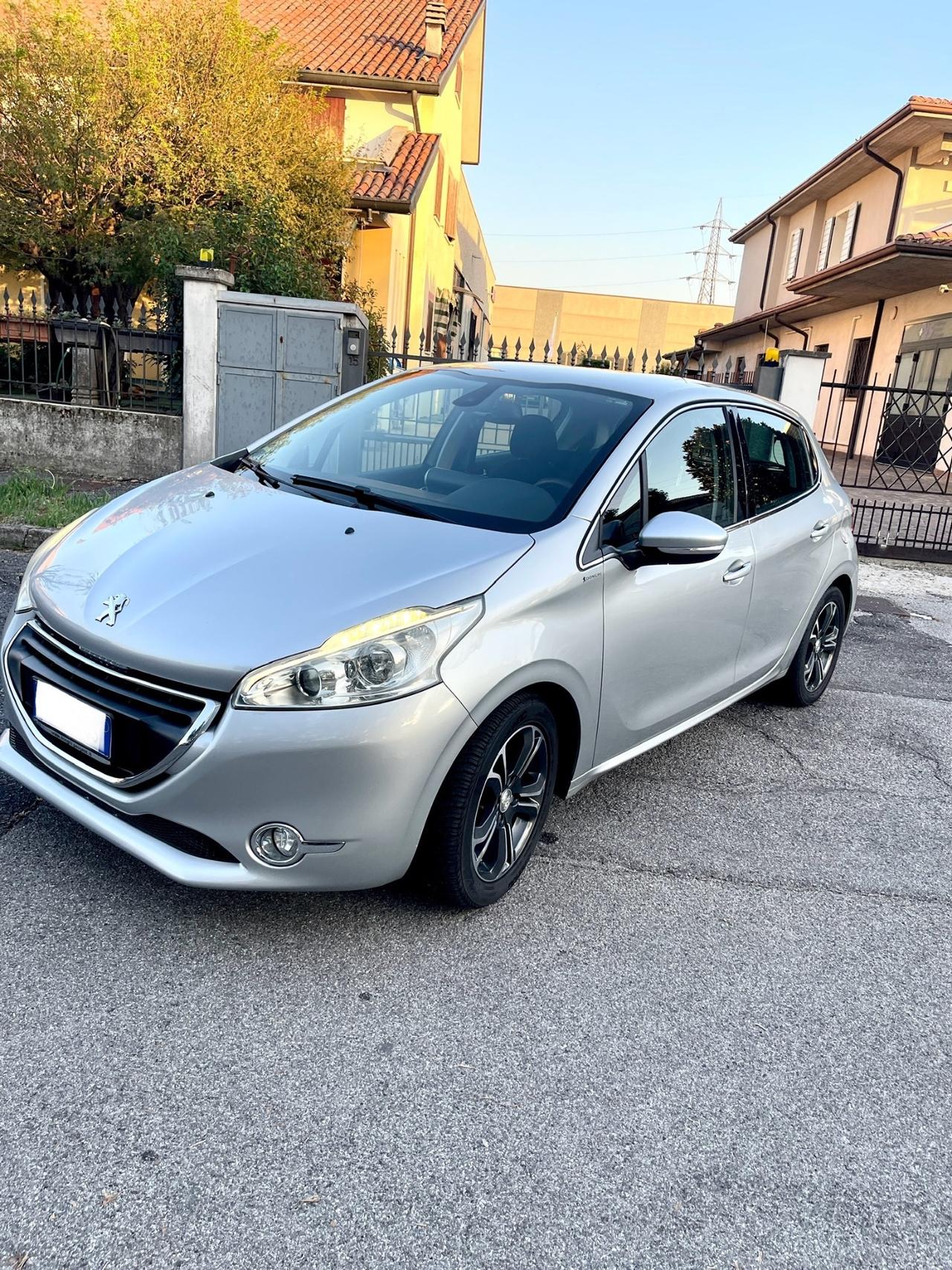 Peugeot 208 1.4 HDi 68 CV 5 porte Allure per Neopatentati 204