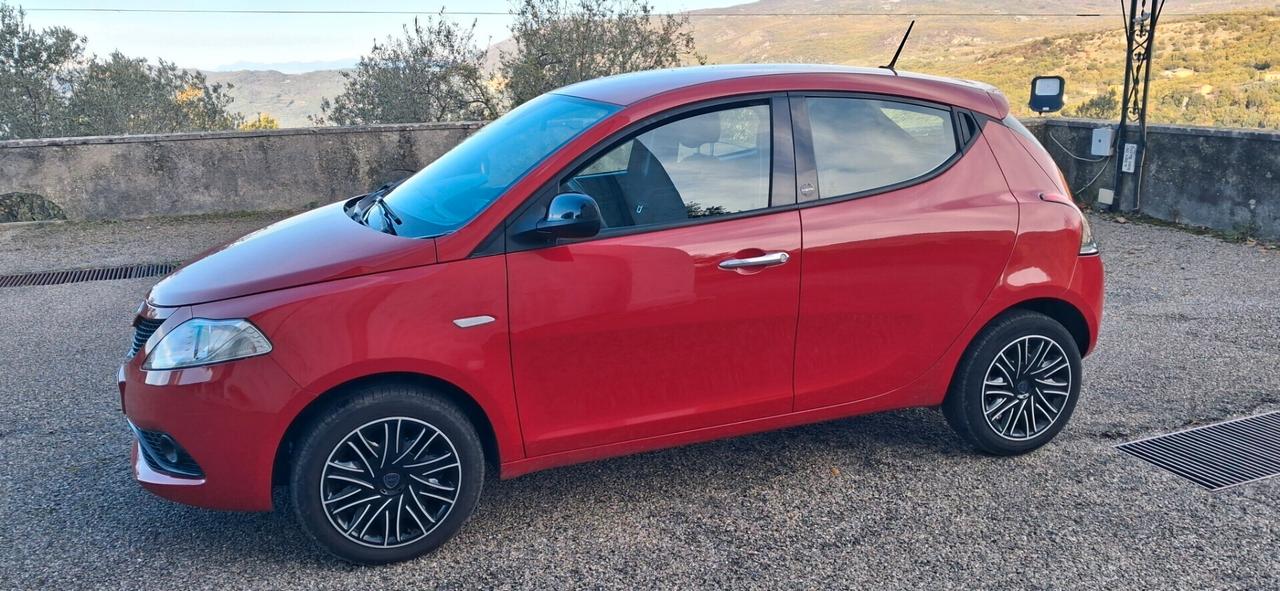 Lancia Ypsilon 1.0 FireFly 5 porte S&S Hybrid Ecochic Gold