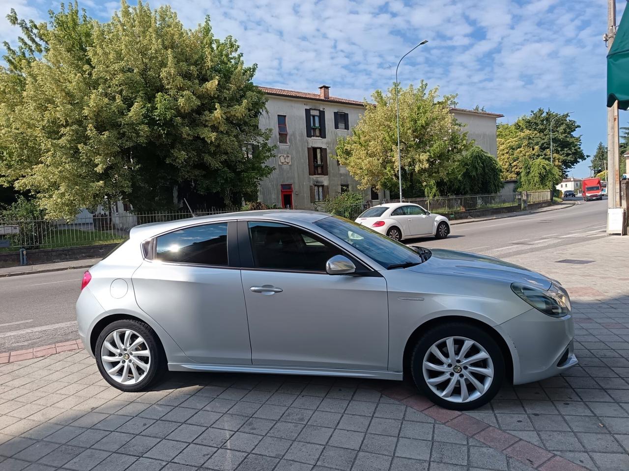 Alfa Romeo Giulietta 2.0 JTDm-2 140 CV Distinctive ok neo patente