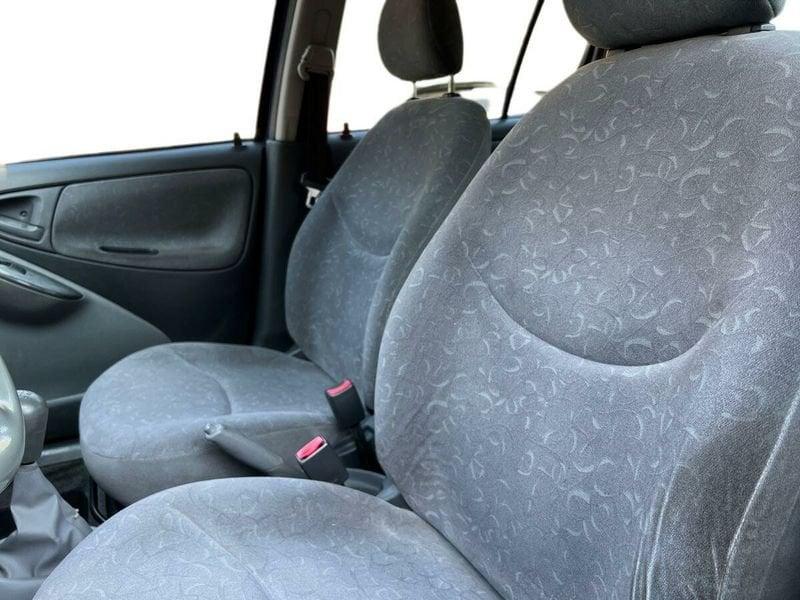 Toyota Yaris 1.0i 16V cat 5 porte Sol