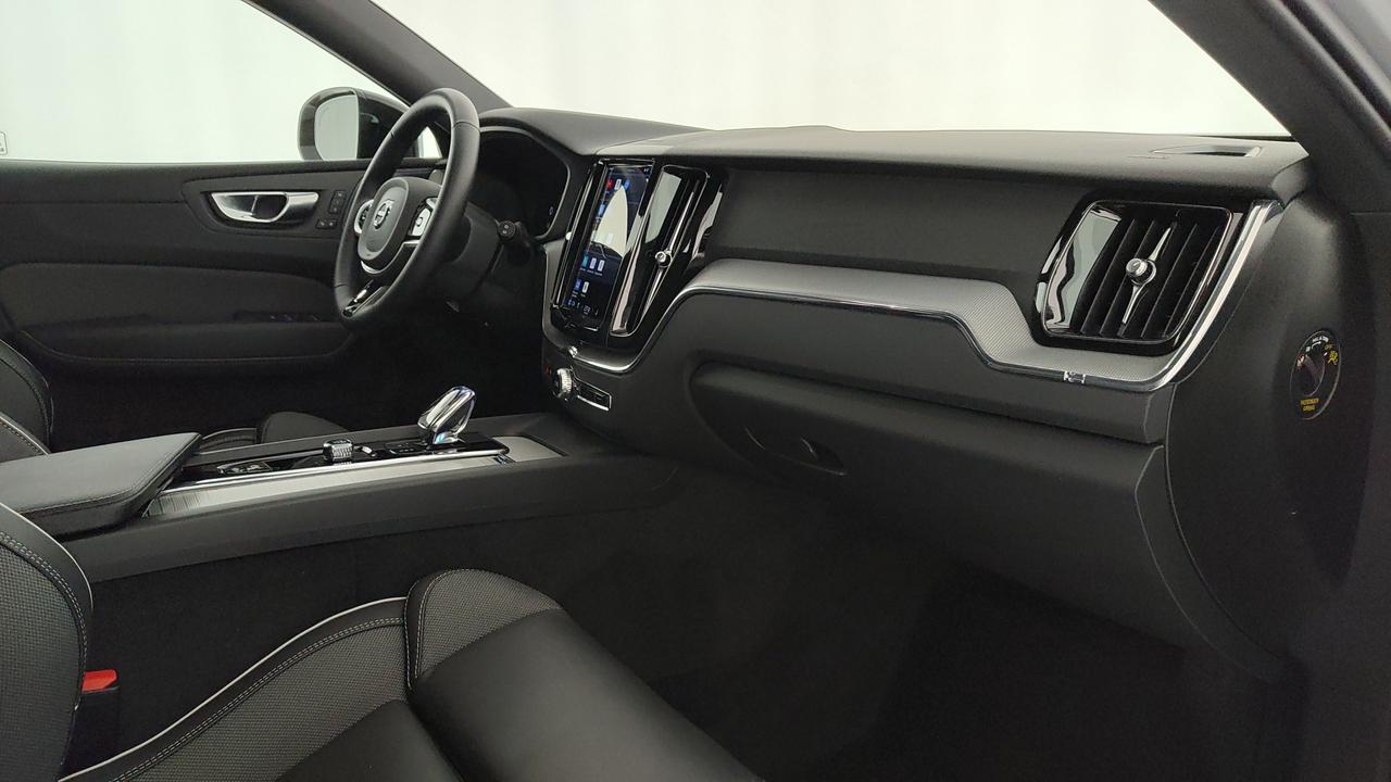 VOLVO XC60 2.0 b5 Plus Dark awd auto
