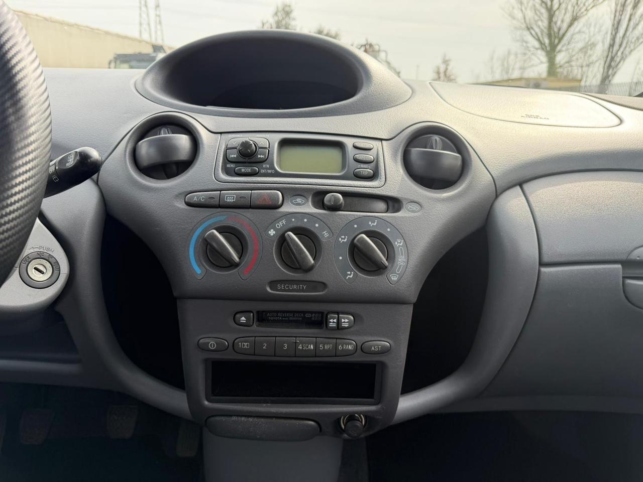 Toyota Yaris 1.3i 16V cat 5 porte Luna