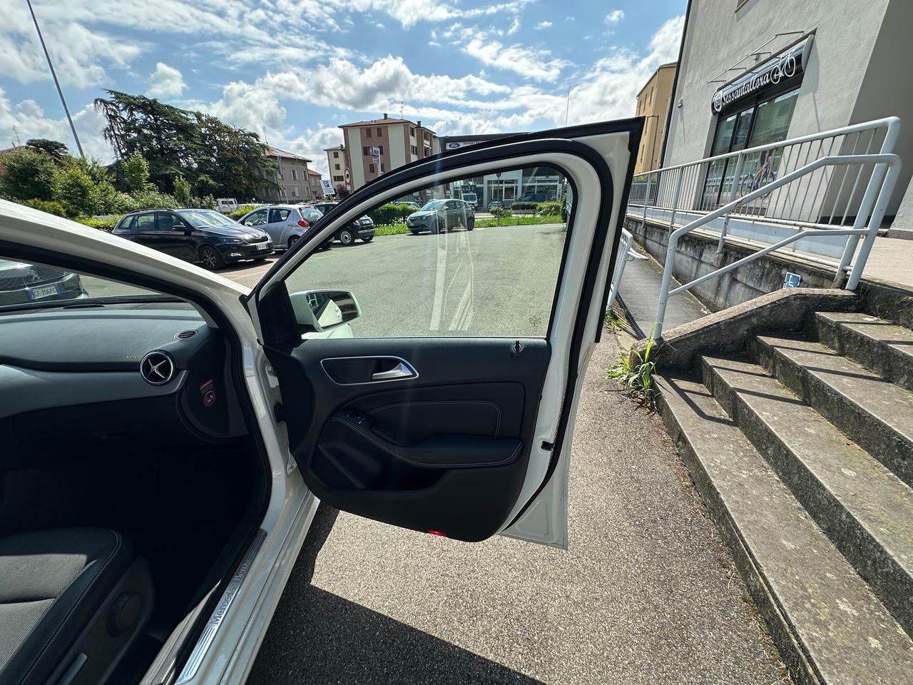 Mercedes-Benz B 180 Sport B 180 D BlueEFFICIENCY