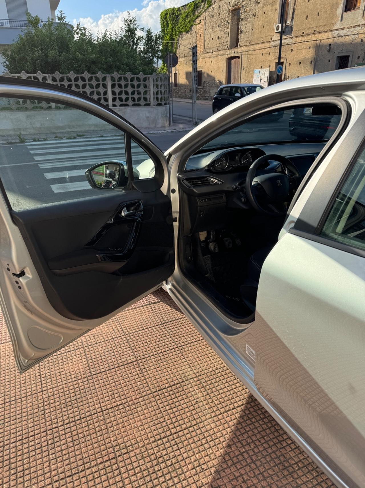 Peugeot 208 PureTech 82 5 porte Allure