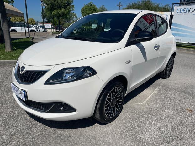 Lancia Ypsilon 1.0 firefly hybrid Platino 70cv KM0