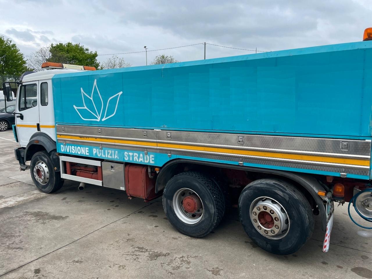 MERCEDES-BENZ 25-34 SK 6X2 LAVASTRADE CON CISTERNA IN ACCIAIO