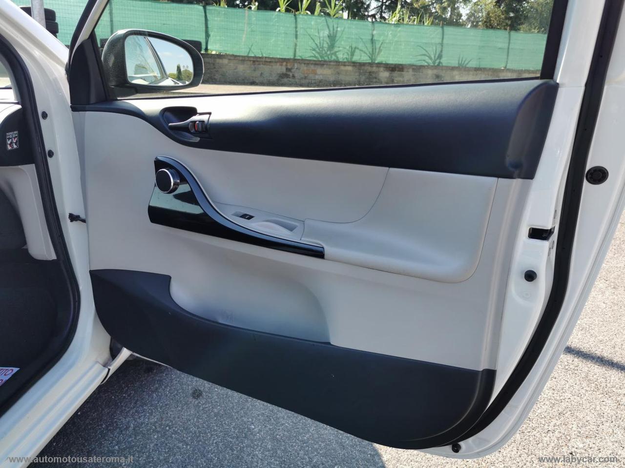 TOYOTA iQ 1.3 CVT Style RATE AUTO MOTO SCOOTER
