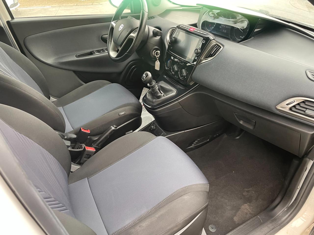 Lancia Ypsilon 1.0 FireFly 5 porte S&S Hybrid Silver