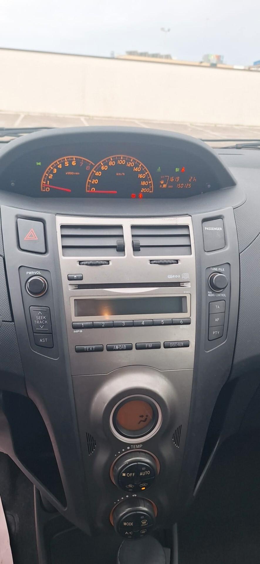 Toyota Yaris 1.3 5P. Sol NEOPATENTATI