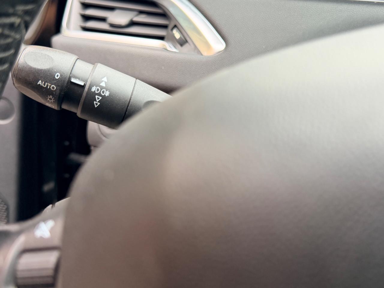 Peugeot 208 1.4 HDi 68 CV 5 porte Allure