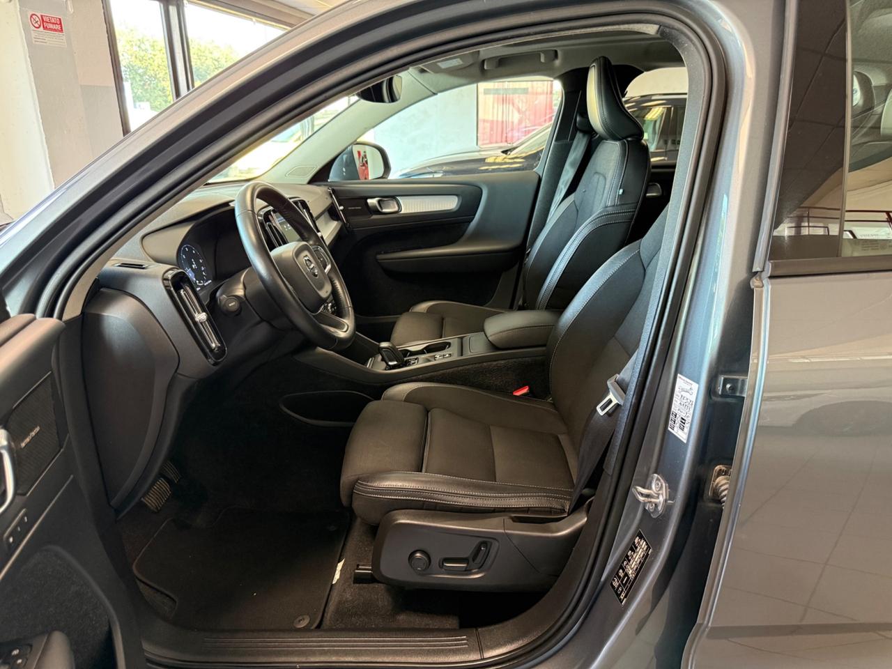 Volvo XC40 D4 AWD Geartronic Momentum TETTO APRIBILE PANORAMICO