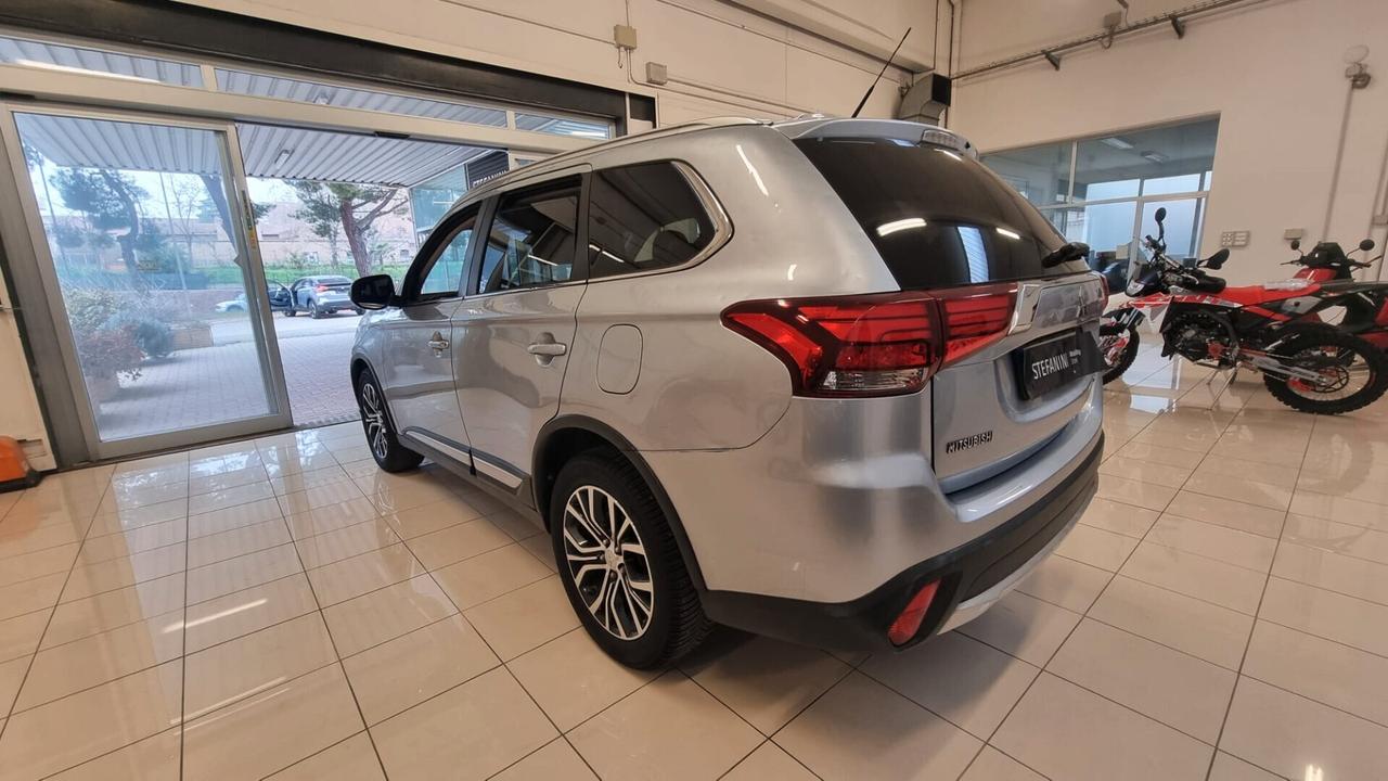 Mitsubishi Outlander 2.2 DI-D 4WD Instyle Plus Navi