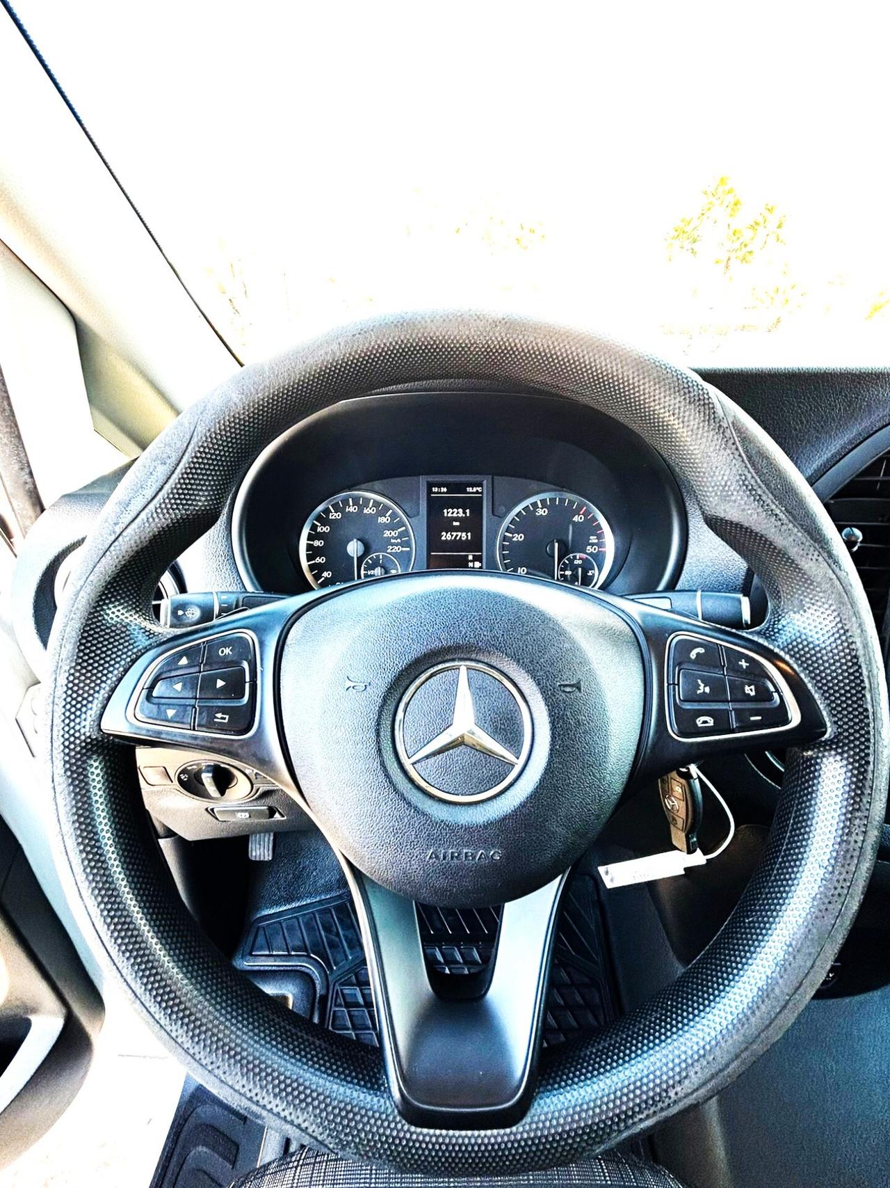 Mercedes Benz Vito Mixto Autocarro 6 posti