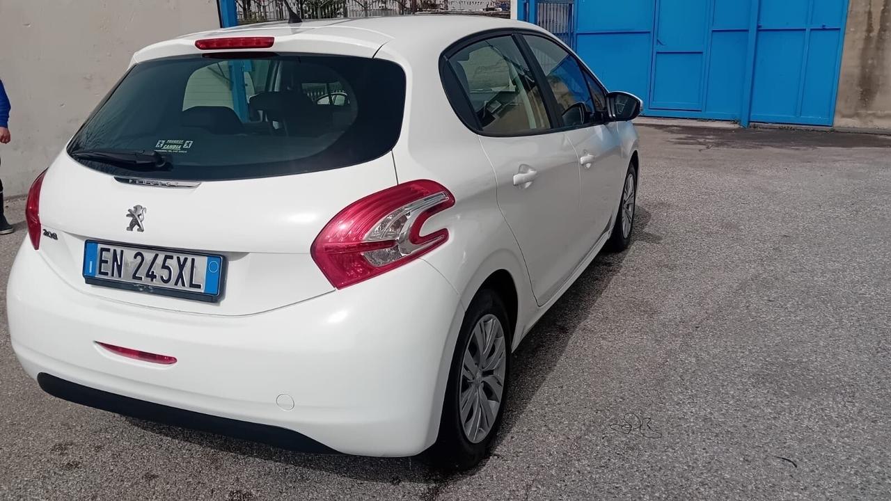 Peugeot 208 -1.4 hdi -5P-full-2013