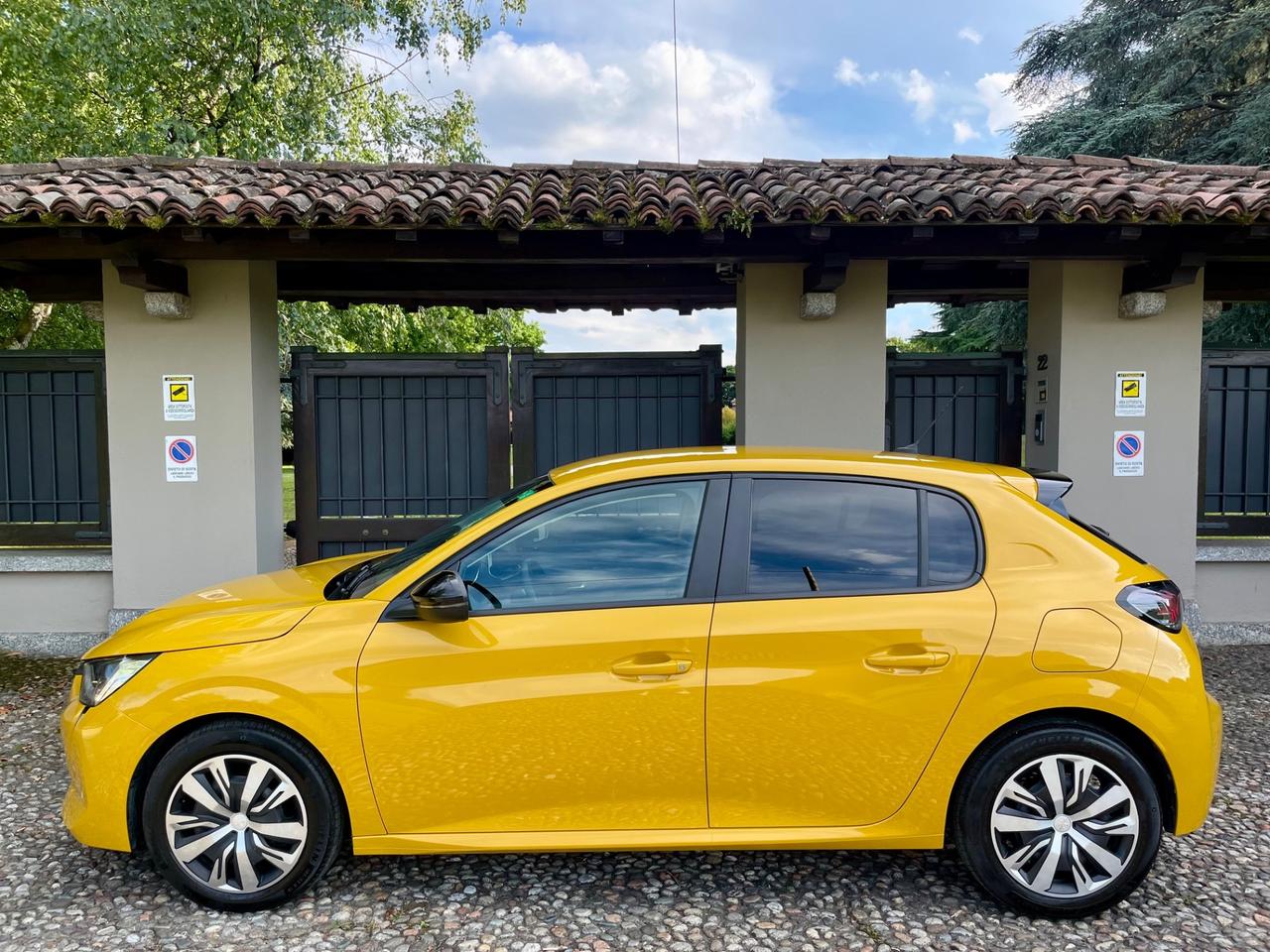 Peugeot 208 PureTech 1.2 Active *SOLO 27000 KM*