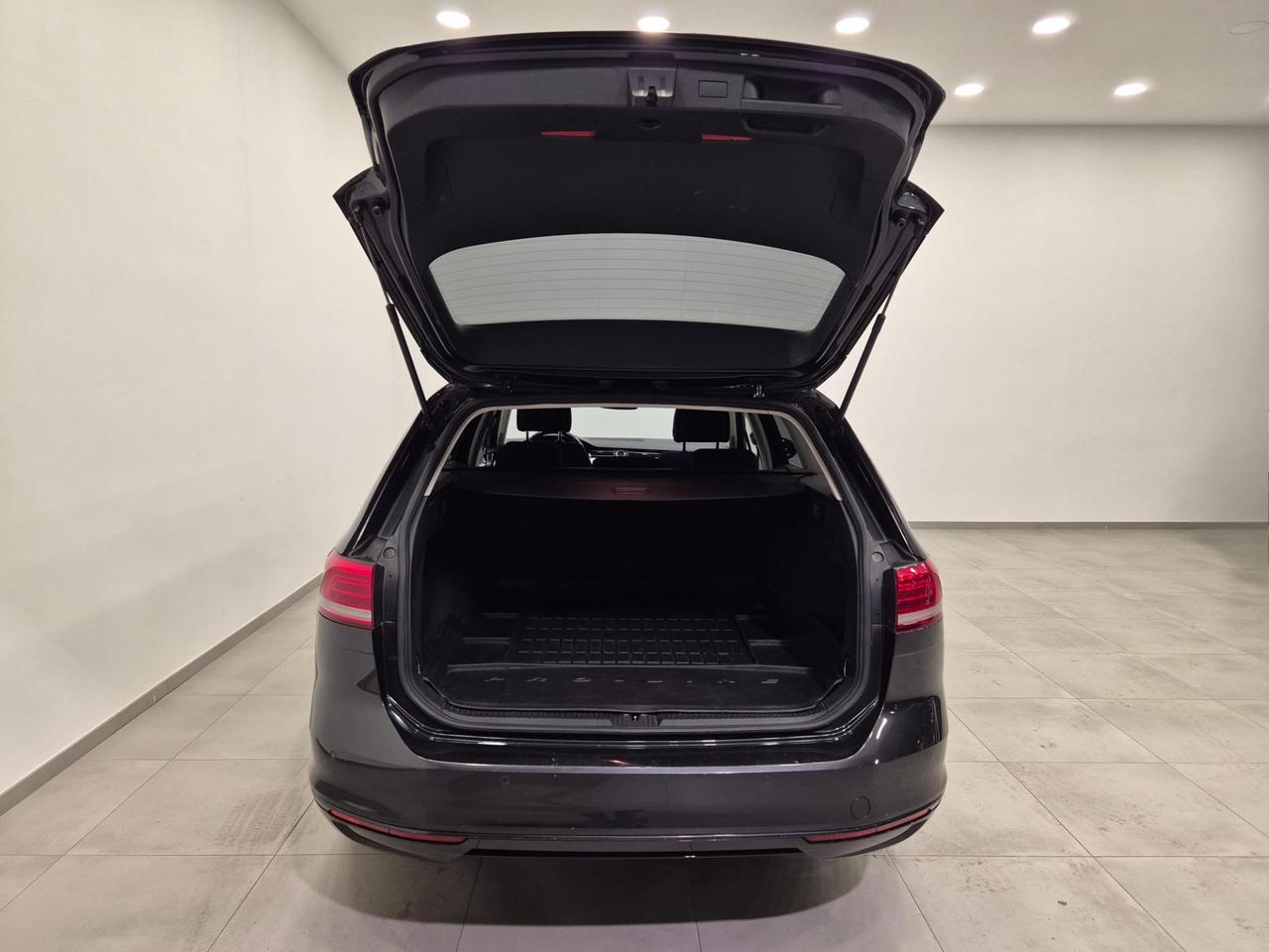 Volkswagen Passat Variant 1.6 TDI Trendline 120cv - Sens. Park. - Bluetooth