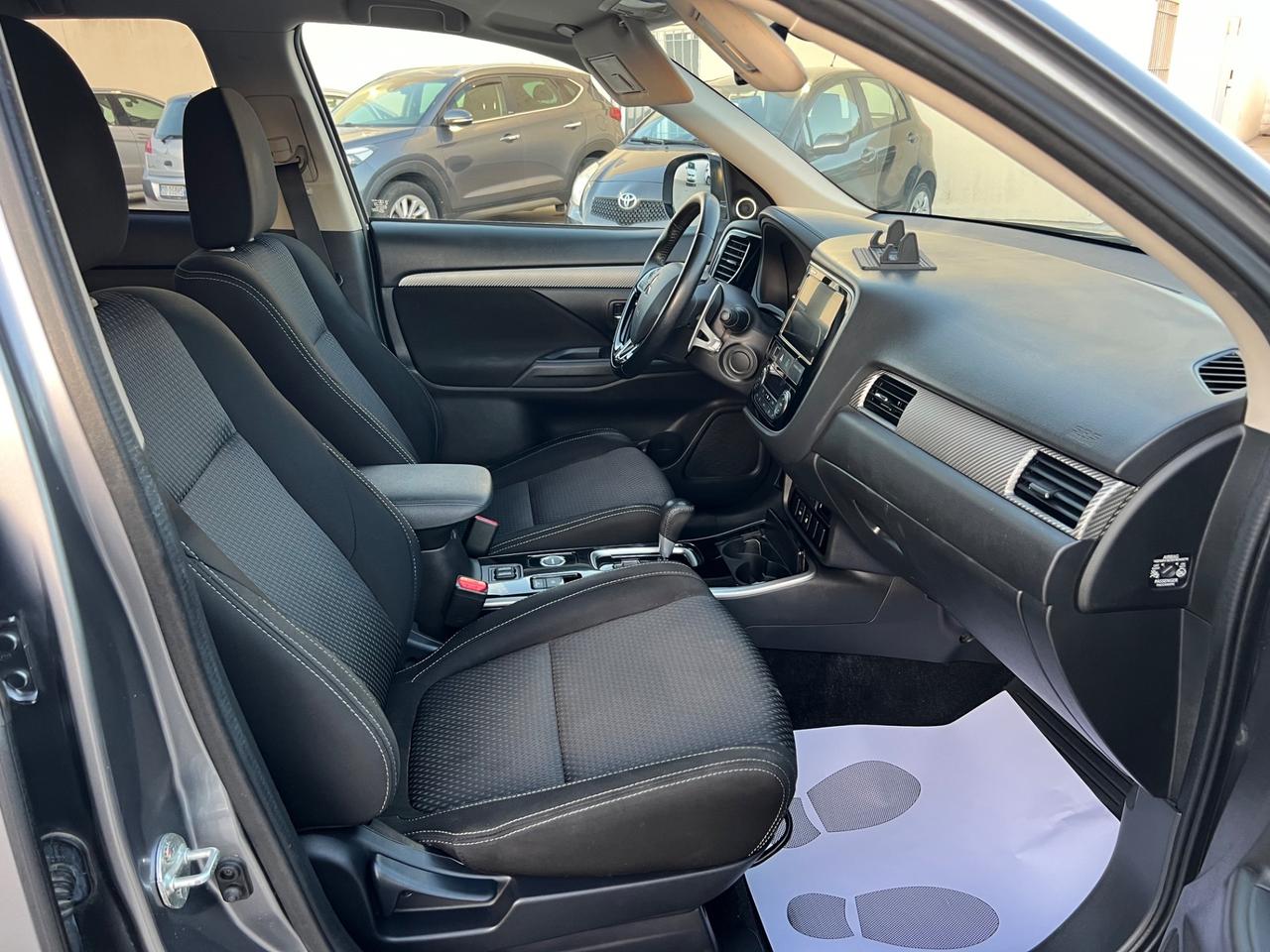 Mitsubishi Outlander 2.2 DI-D 4WD I 7 posti 2017