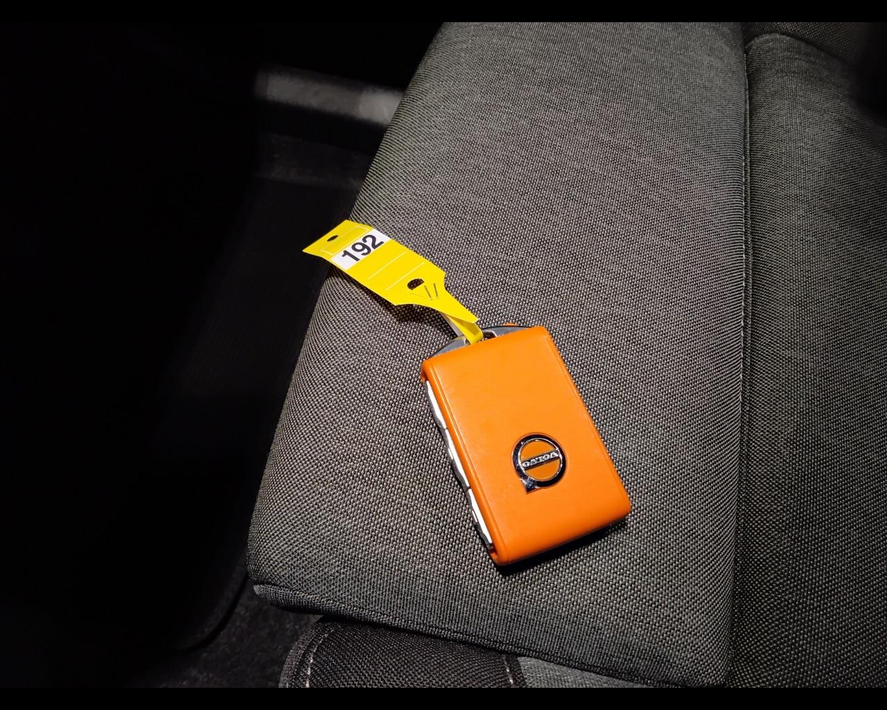 VOLVO XC40 2023 - XC40 2.0 b3 Plus Dark auto