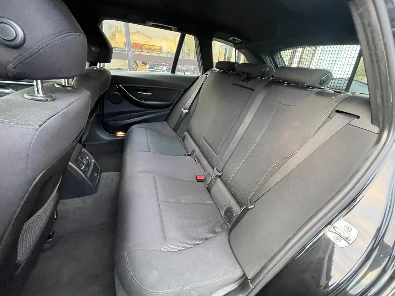 Bmw 318 318d Touring Luxury aut. NEOPATENTATI - GANCIO TRAINO