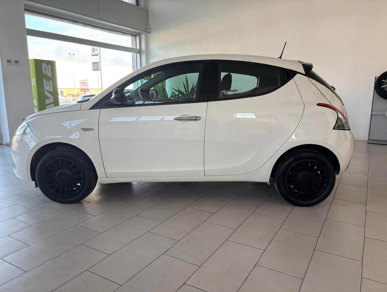 Lancia Ypsilon 1.0 FireFly 5 porte S&S Hybrid Silver