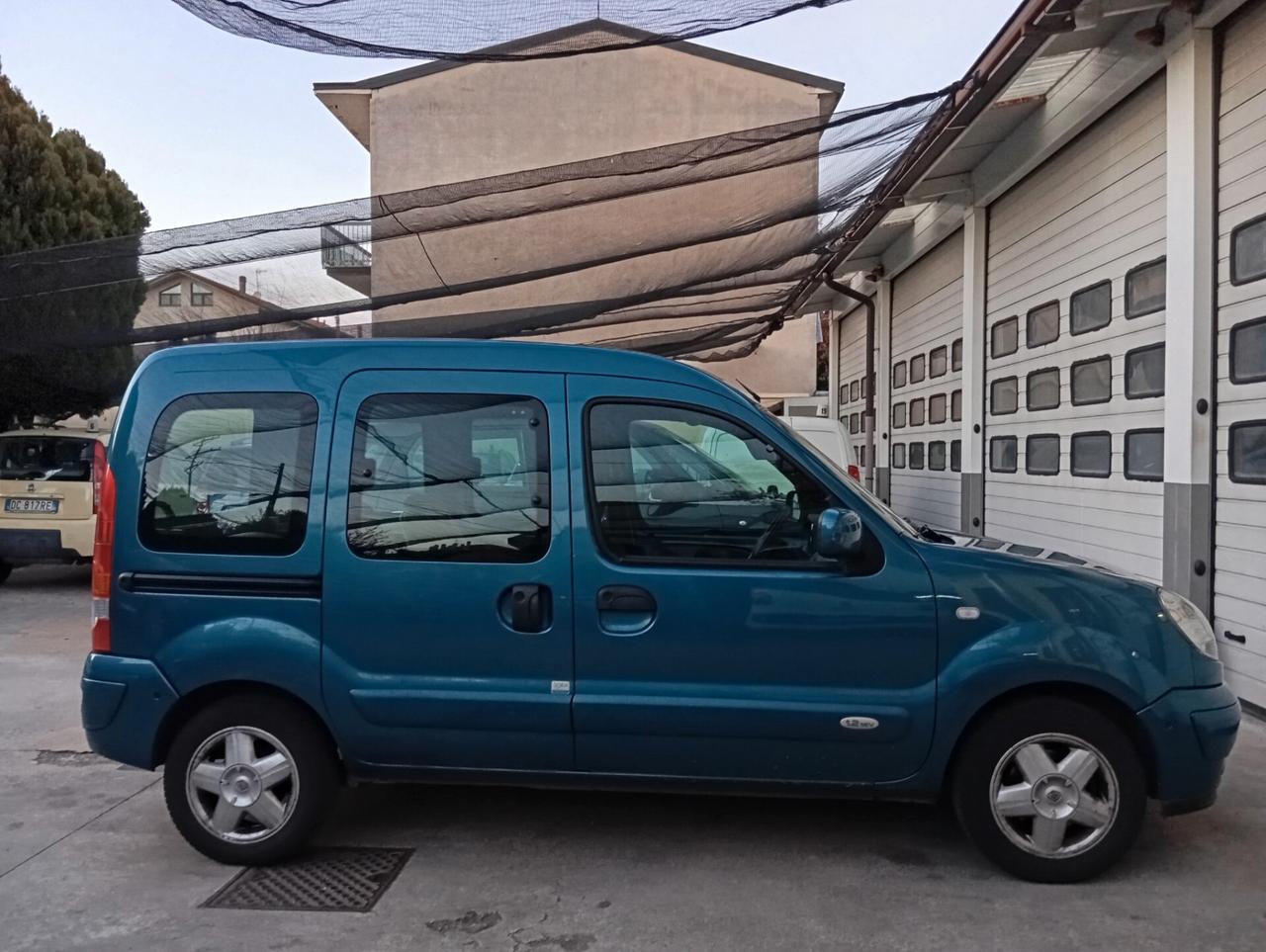 Renault Kangoo 1.6 con pedana per disabili