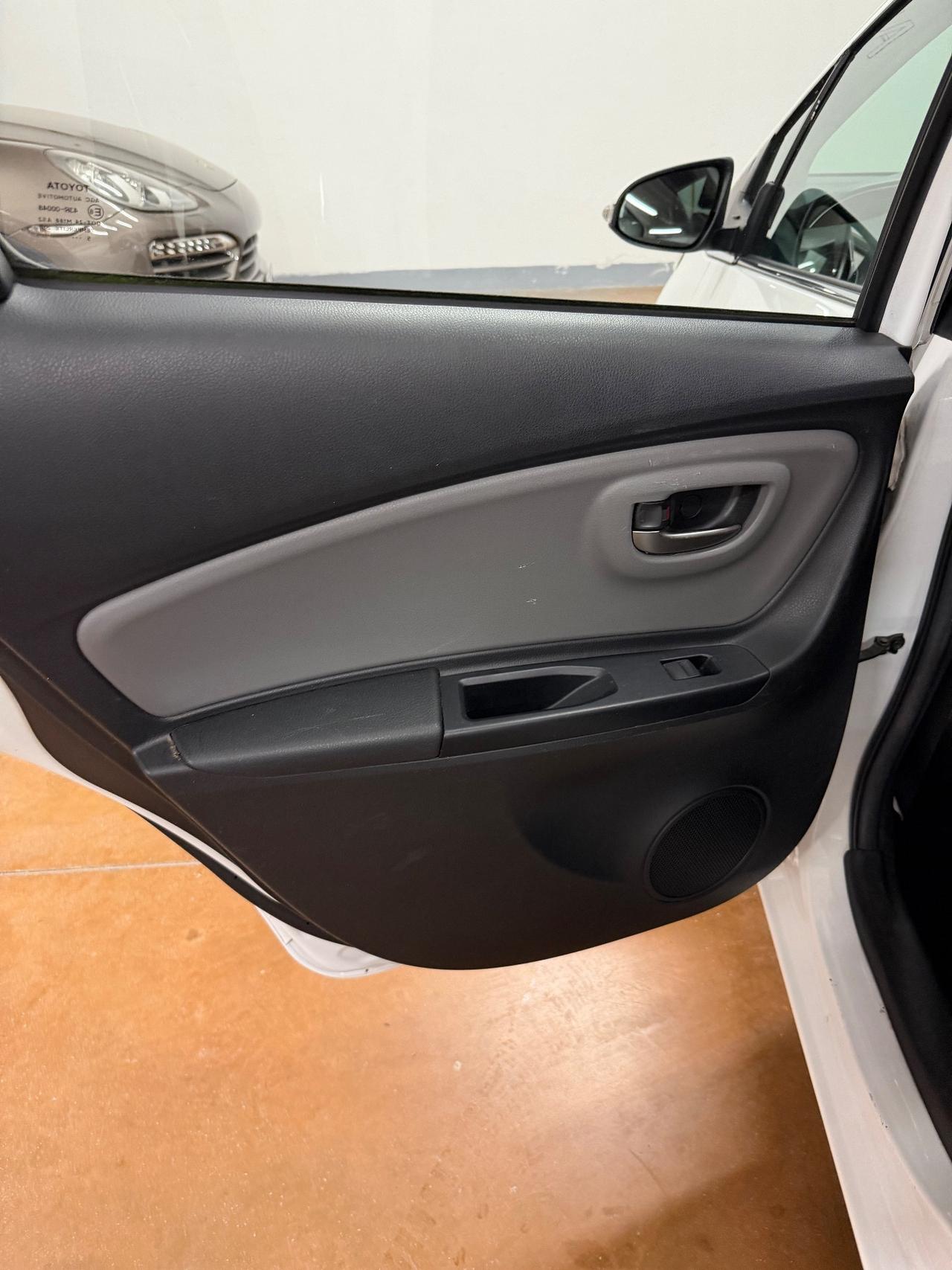 Toyota Yaris 1.0 5 porte vvt-i Active