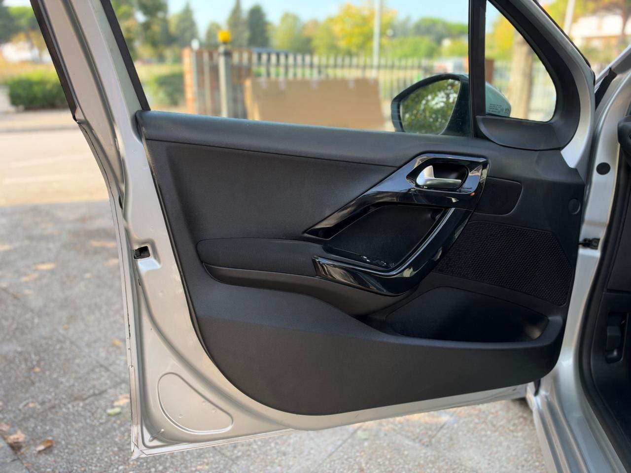 Peugeot 208 1.4 HDi 68 CV 5 porte Allure