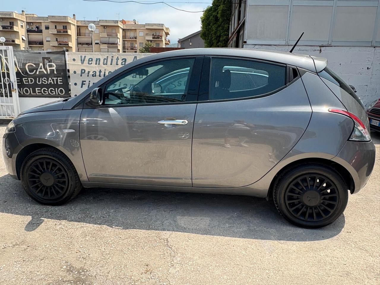 Lancia Ypsilon 1.0 FireFly 5 porte S&S Hybrid Ecochic Silver