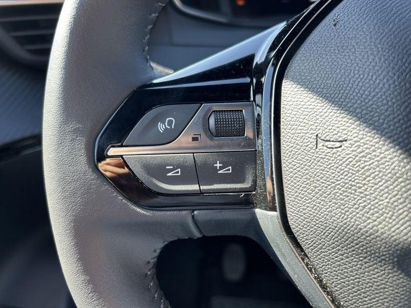 Peugeot 2008 PureTech 100 Allure NAVI+CAMERA+KEYLESS 5.900 KM!!