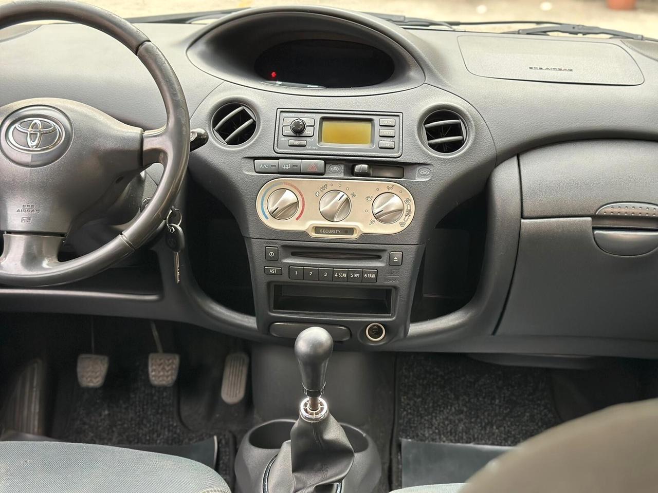 Toyota Yaris 1.3i 16V cat 5 porte Sol