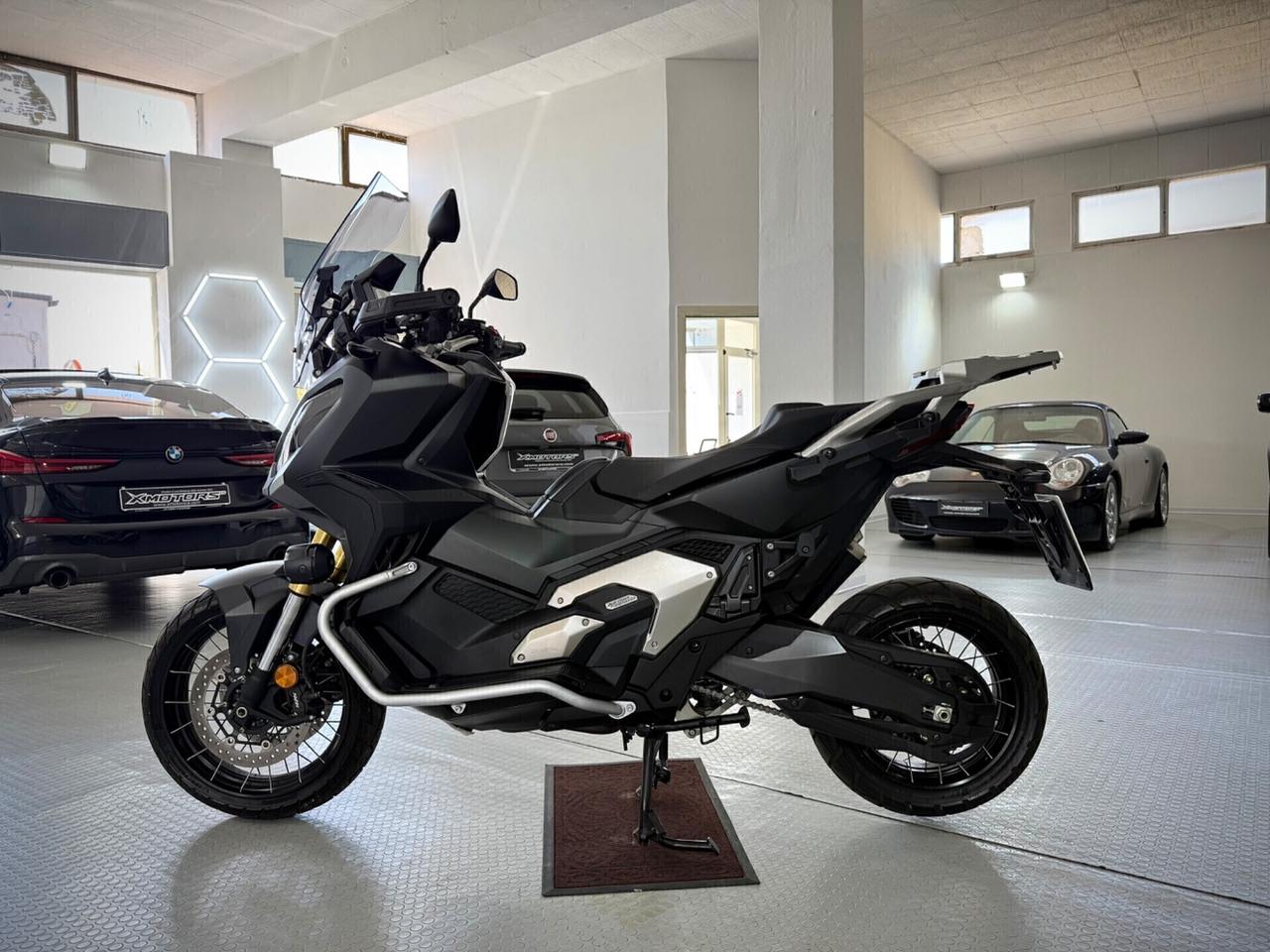 Honda X-ADV 750 con travel pack