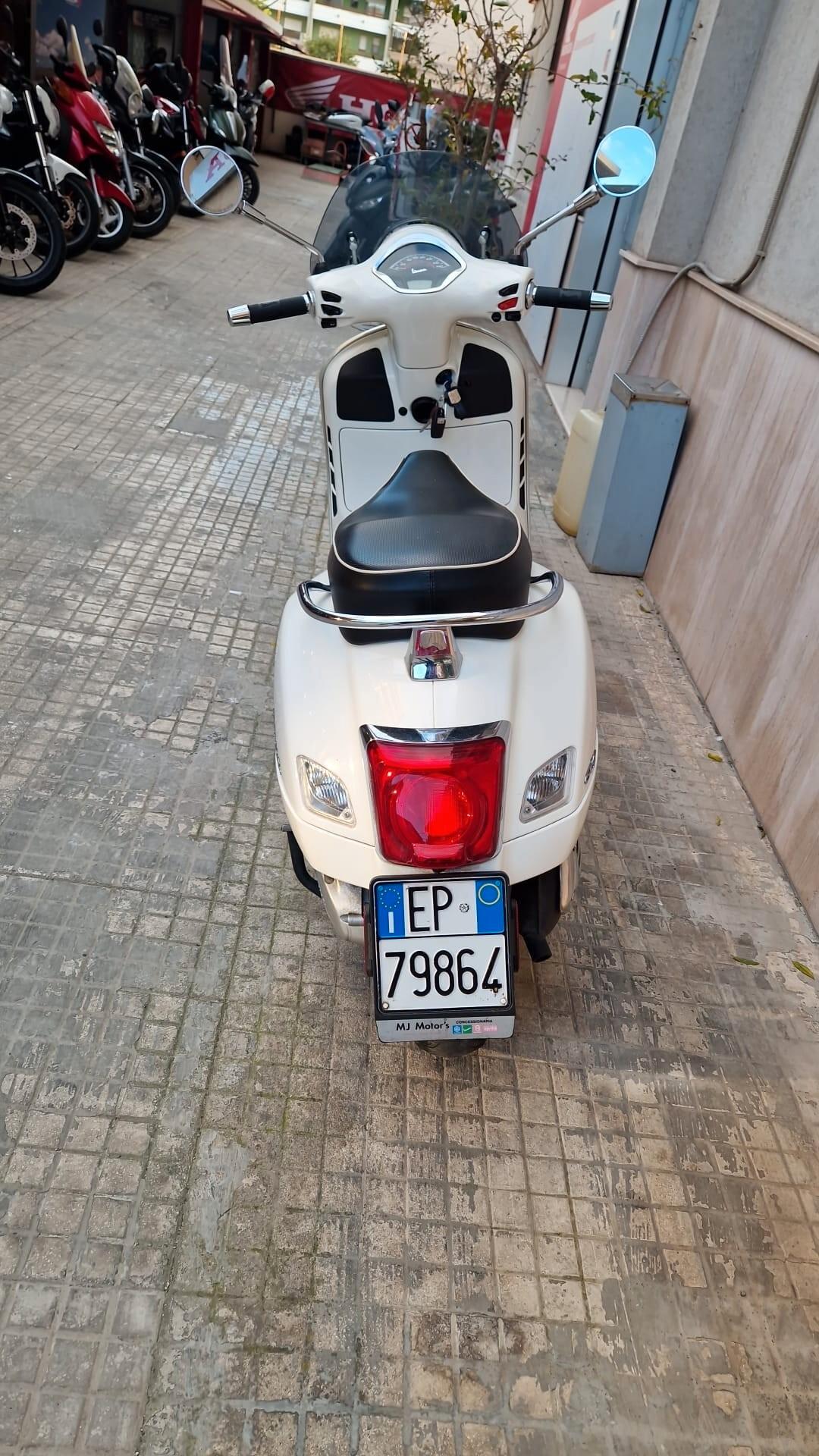Piaggio Vespa 300 GTS