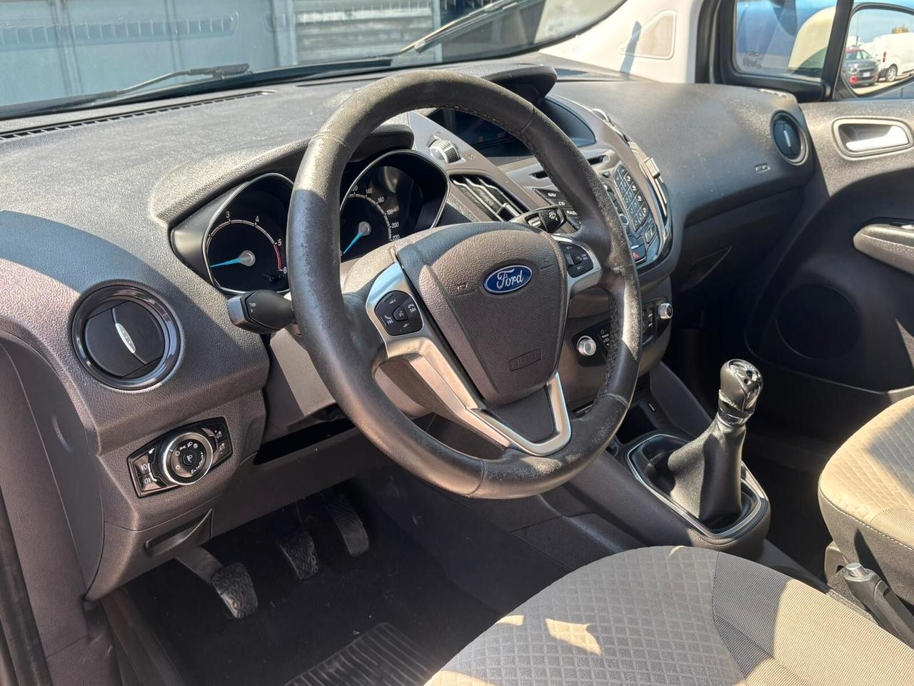 Ford Tourneo Courier 1.5 TDCI 95 CV Titanium