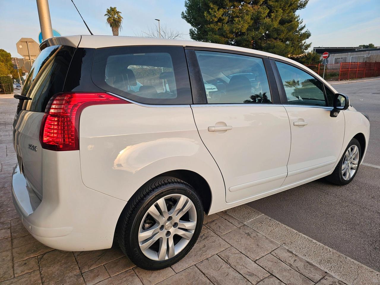 PEUGEOT 5008 1.6 BLUEHDI 120CV BUSINESS EAT6 7 POSTI