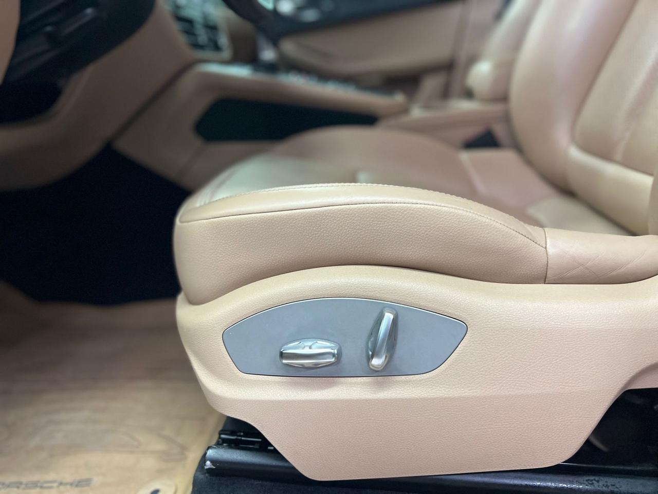 Porsche Macan 2.0 Iva esposta